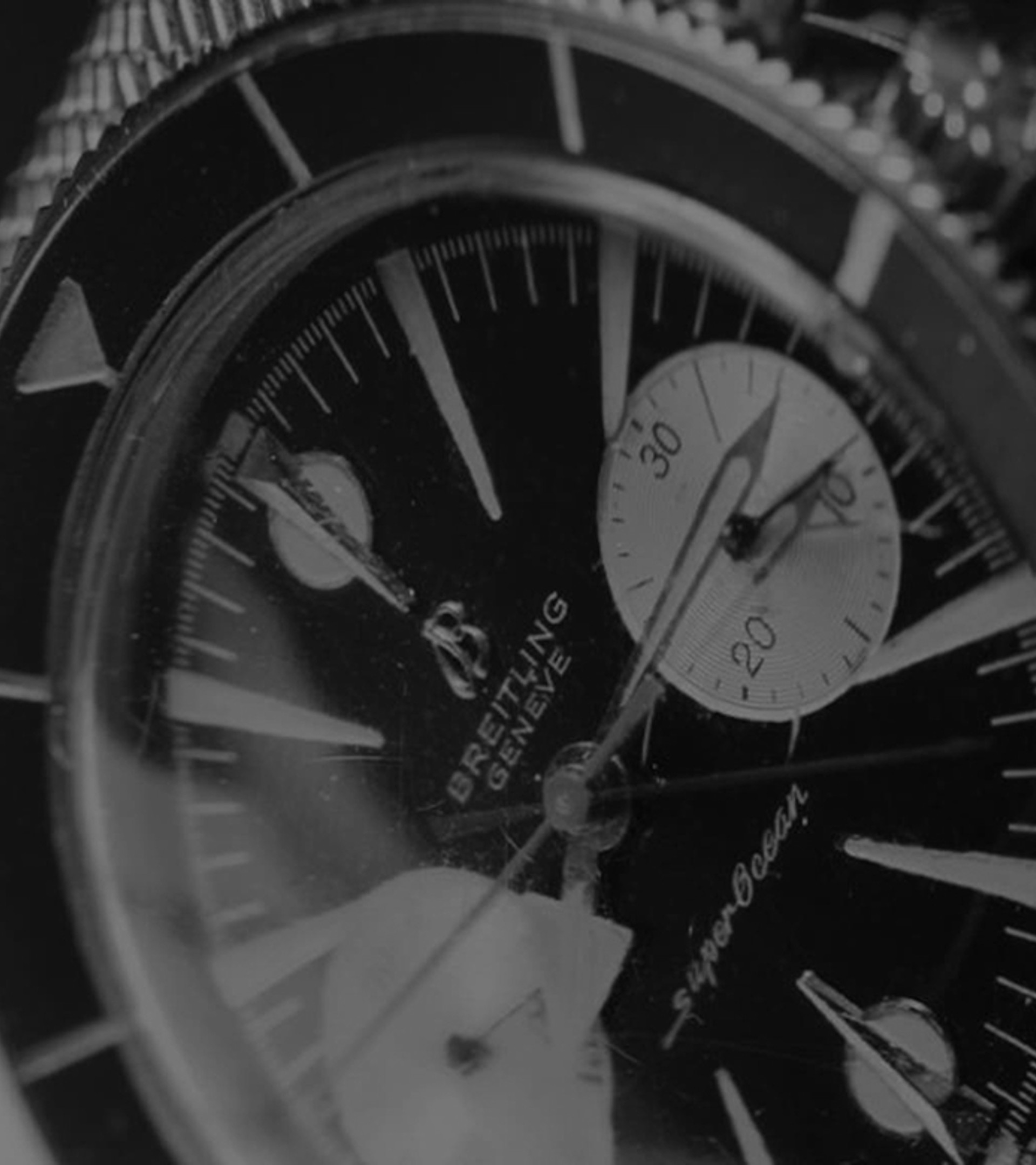 {generated} 復古Breitling SuperOcean特寫，深色錶盤、醒目刻度與網狀錶帶展現1950年代風格