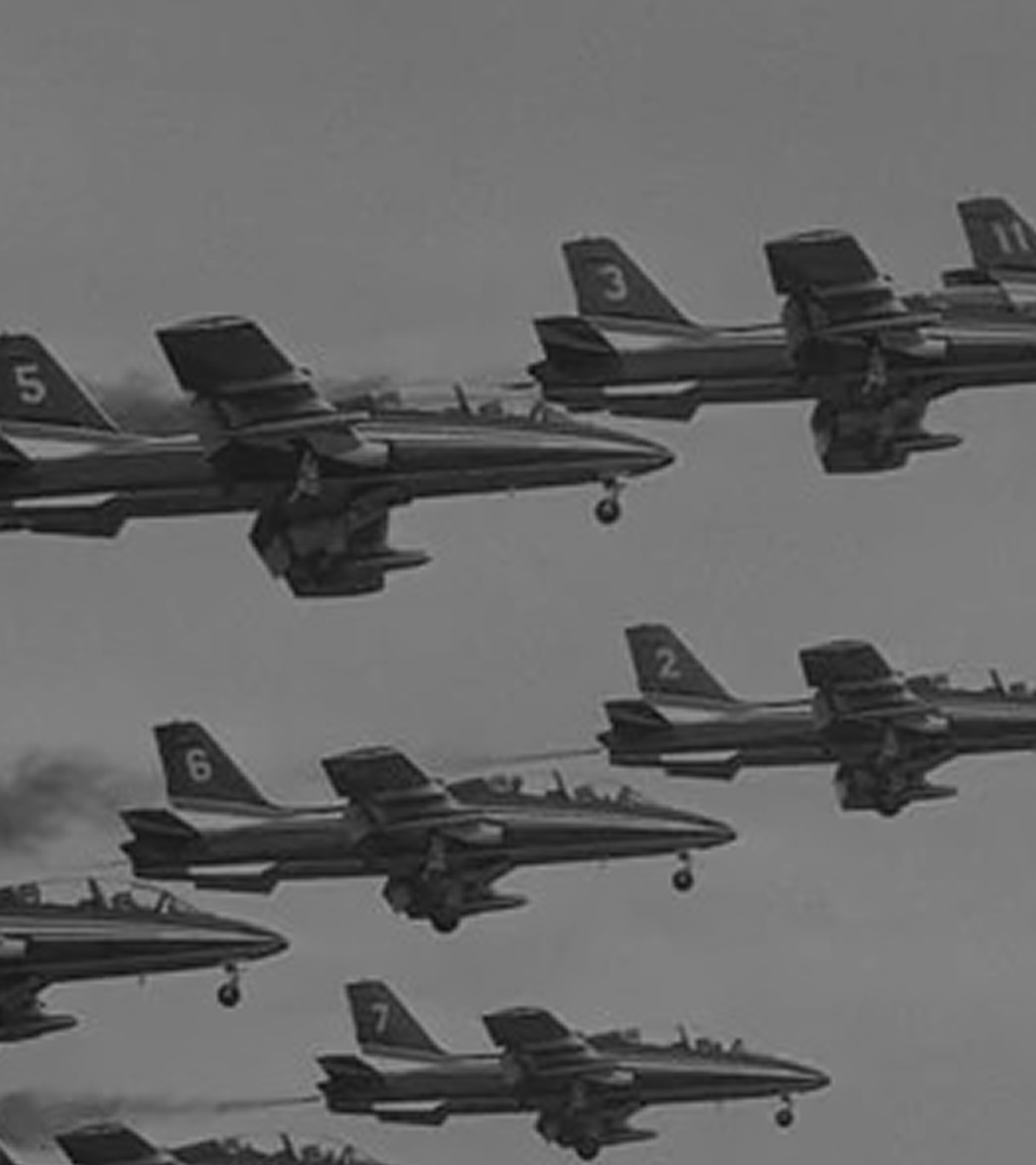 {generated} 緊密な編隊で飛行するジェット機が、ブライ特有の航空遺産を想起させるブライトリング クロノマットを象徴。