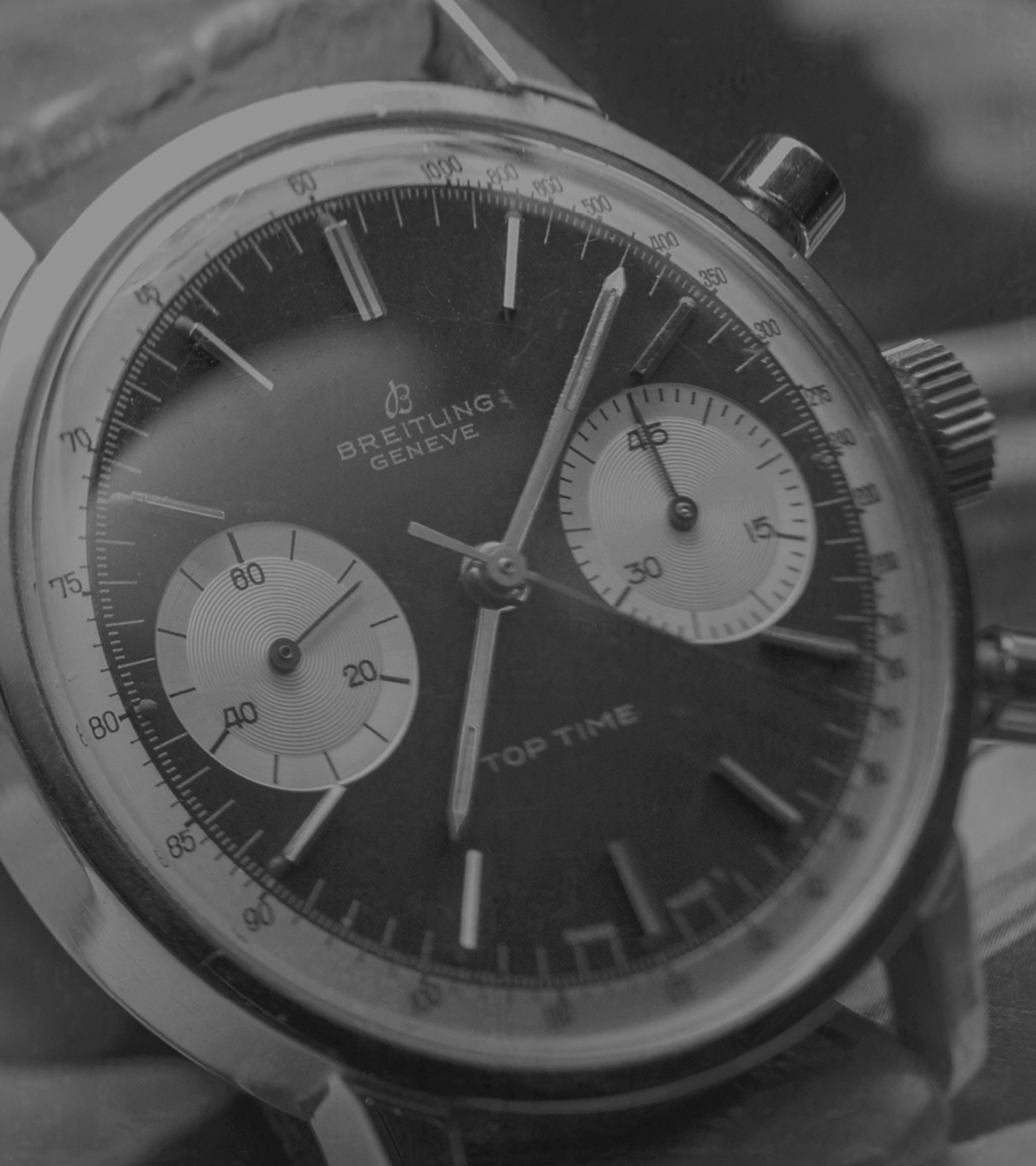 {generated} Primo piano della Breitling Top Time con due contatori e cassa lucida che esaltano il suo elegante design da cronografo vintage.