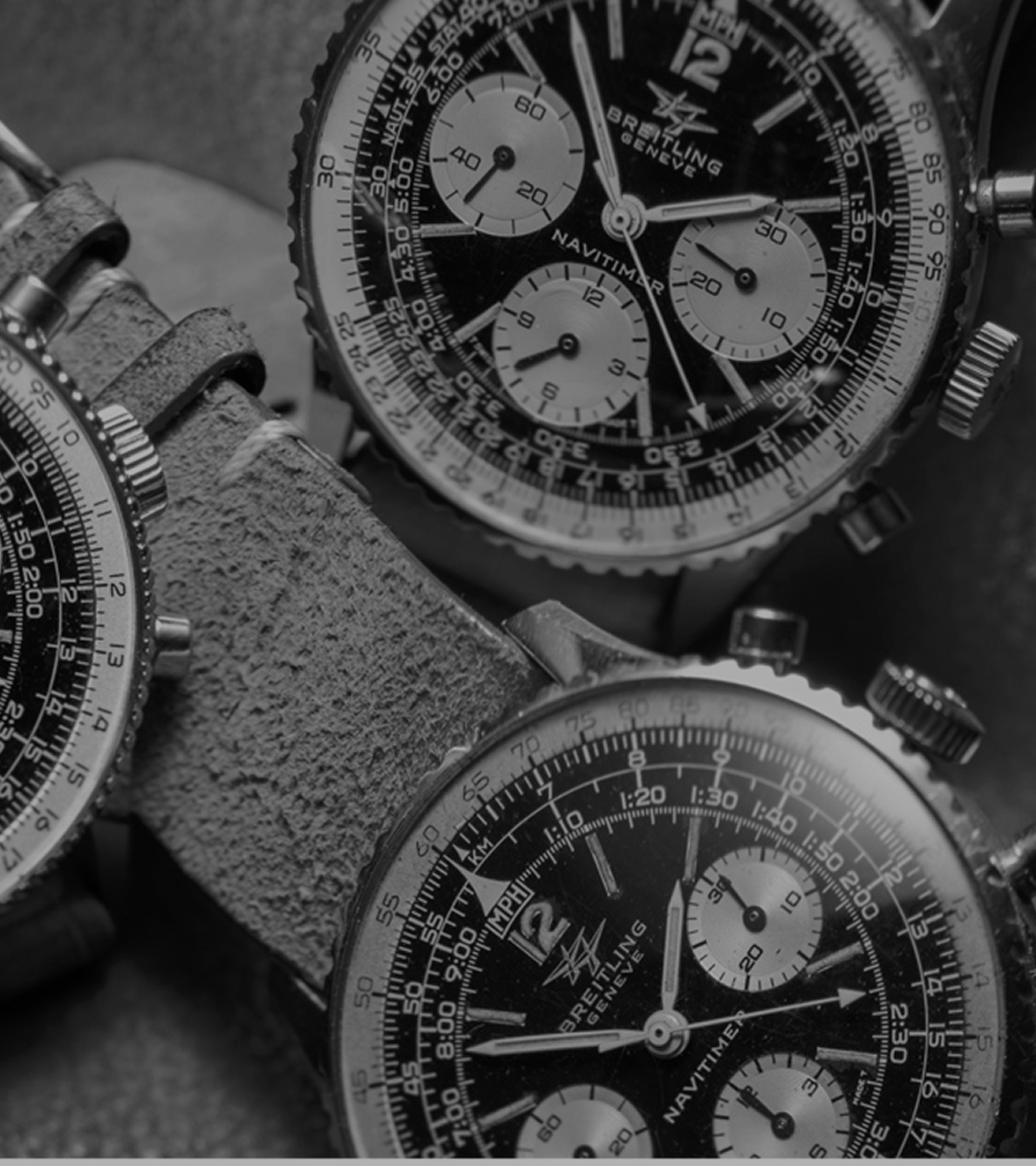 {generated} ヴィンテージのブレイトリング ナビタイマー3本が黒い文字盤とクラシックなクロノグラフ設計を際立てる詳細なクローズアップで並ぶ