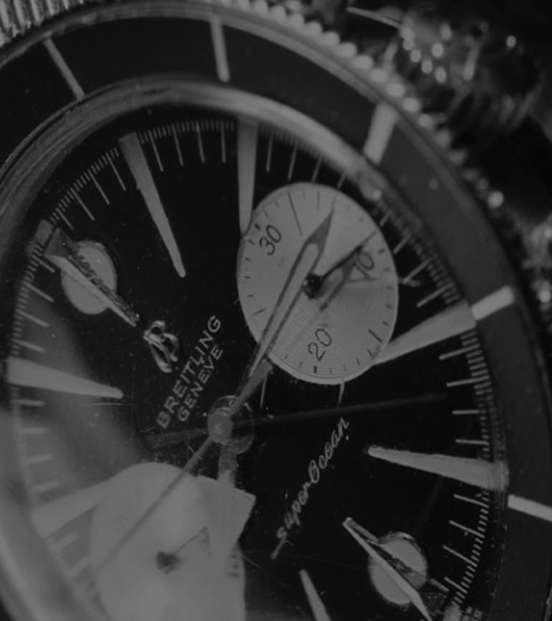 {generated} Primo piano della Breitling Superocean con quadrante scuro, indici decisi e bracciale in maglia mostrati con eleganza.