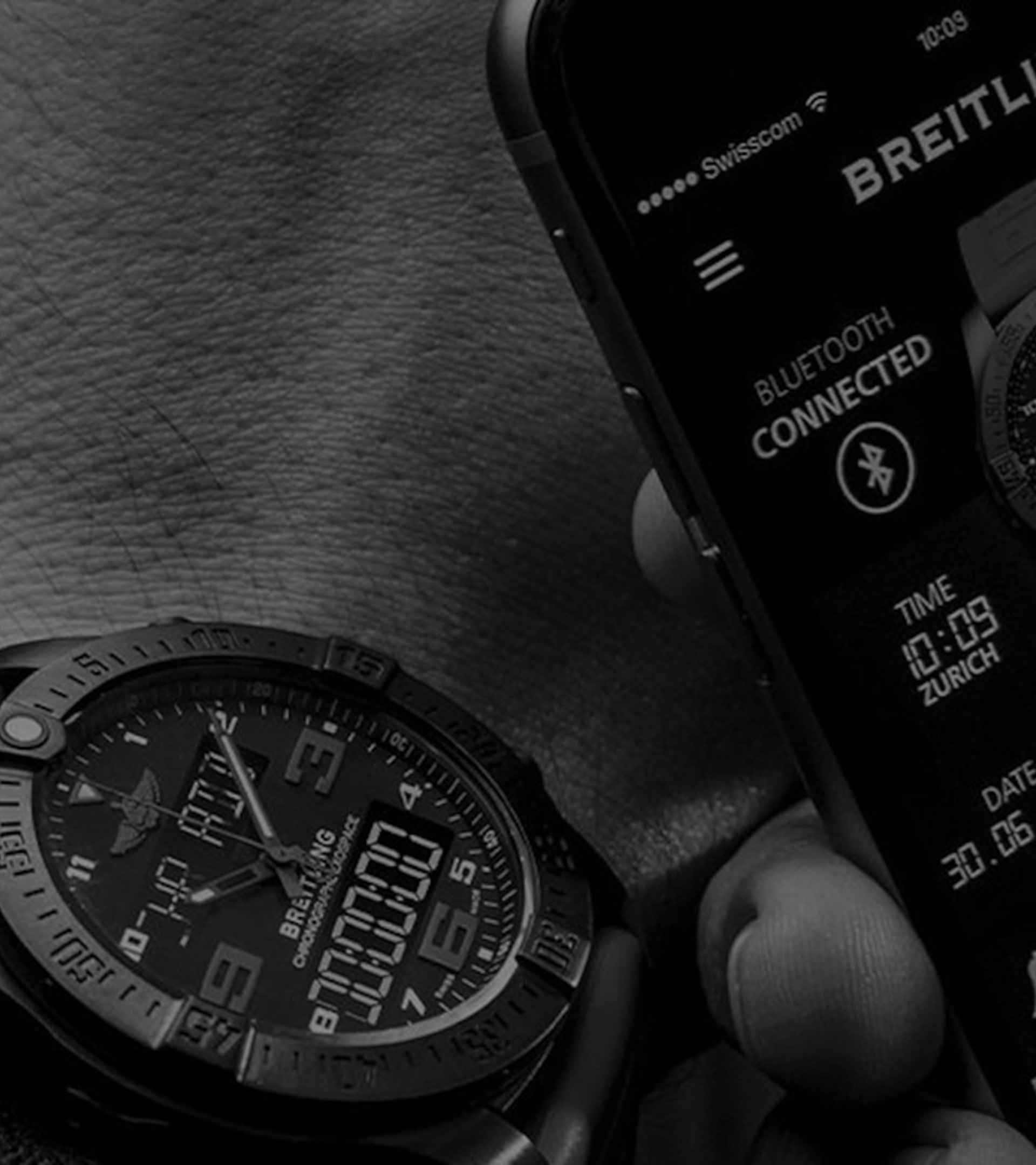 {generated} Un polso con un Breitling Connected accanto allo schermo di un’app mobile, incorniciato dalla cabina di pilotaggio e dai suoi strumenti.