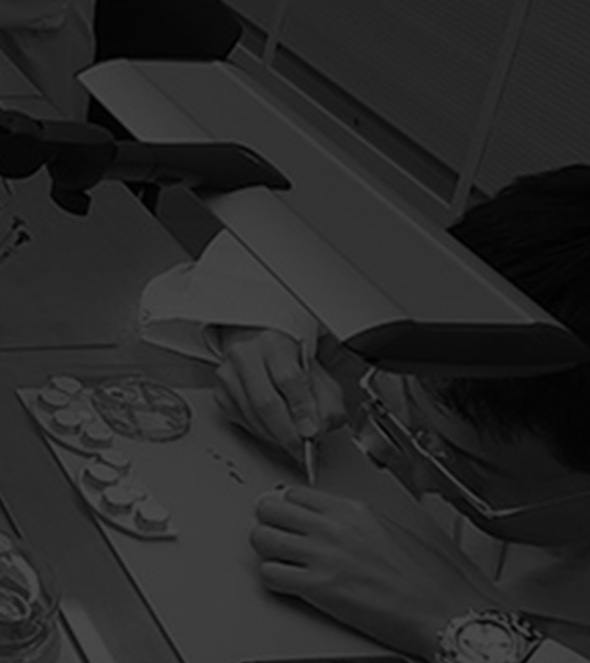 {generated} 作業台で時計職人がブライ틀リングのタイムピースを整備し、受取サービスを支える精密な技術を示す