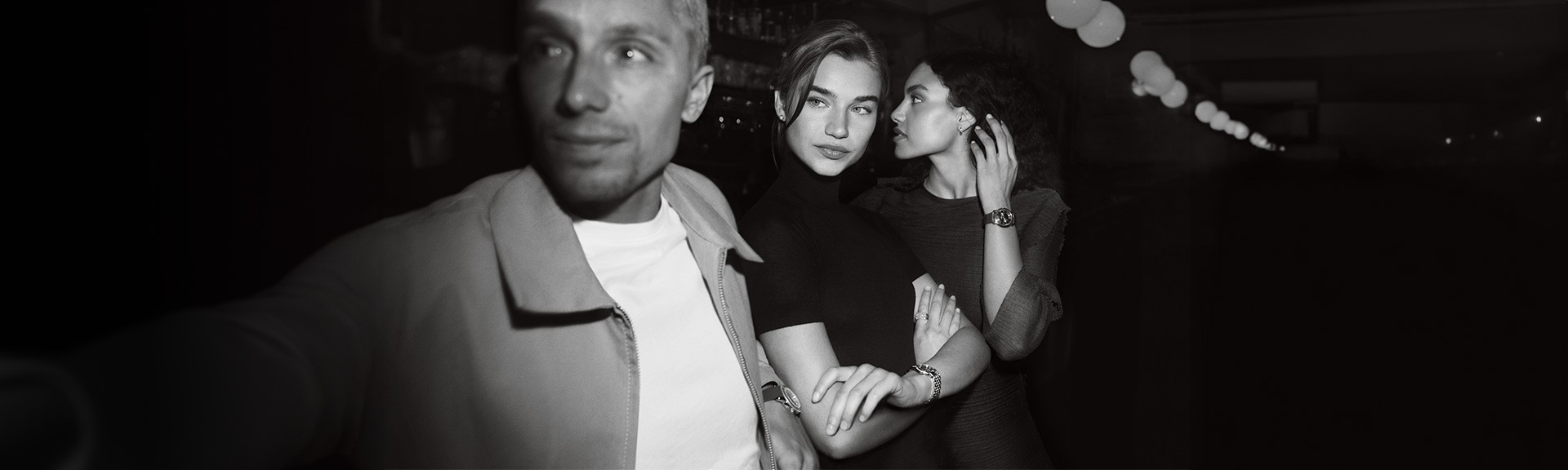 {generated} 女性たちが夜のシーンで腕を組みながら、エレガントで洗練されたスタイルのBreitling Lady Premierを際立たせる。