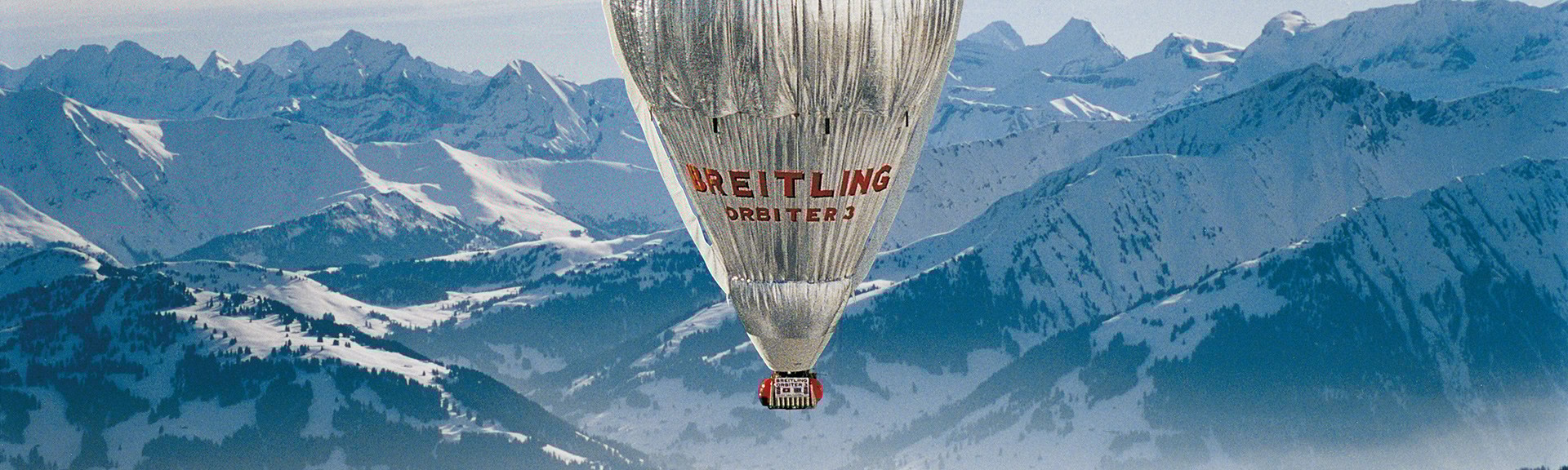 {generated} Il pallone Breitling Orbiter 3 sorvola le Alpi innevate, richiamando la spedizione pionieristica di Bertrand Piccard