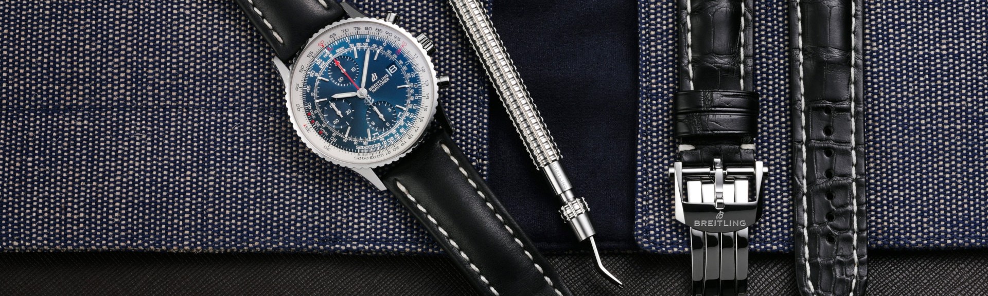 {generated} Breitling Navitimer с синим циферблатом, инструментом для смены и чёрным кожаным ремнём Breitling на фактурной ткани