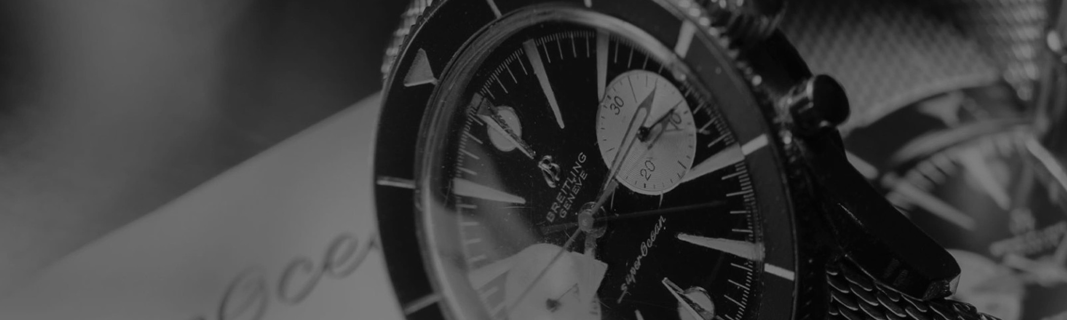 {generated} 復古Breitling SuperOcean特寫，深色錶盤、醒目刻度與網狀錶帶展現1950年代風格