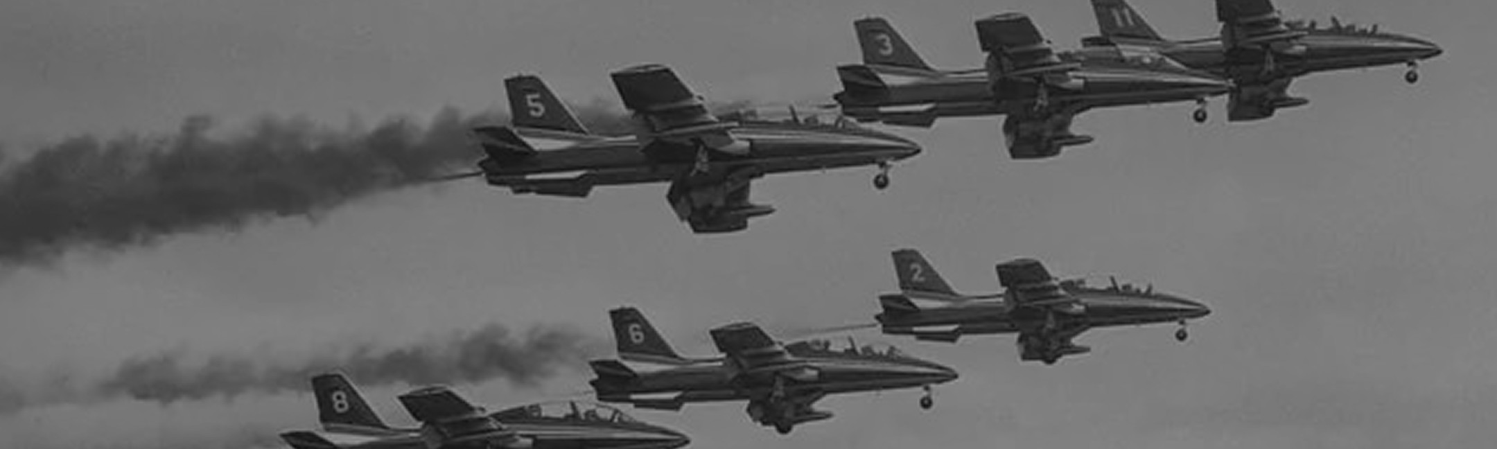 {generated} 緊密な編隊で飛行するジェット機が、ブライ特有の航空遺産を想起させるブライトリング クロノマットを象徴。