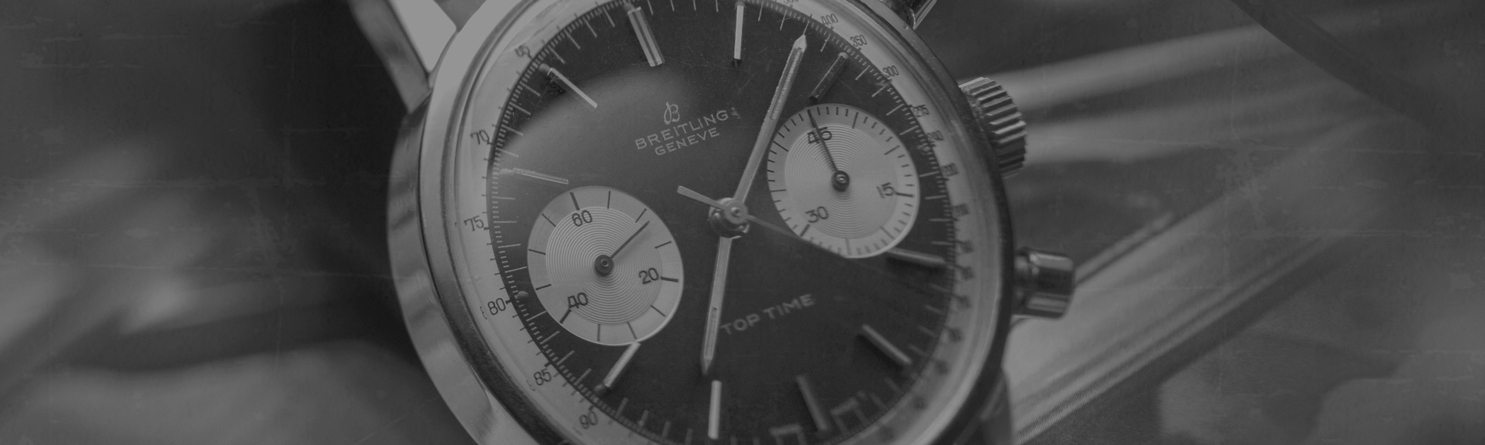 {generated} Primo piano della Breitling Top Time con due contatori e cassa lucida che esaltano il suo elegante design da cronografo vintage.