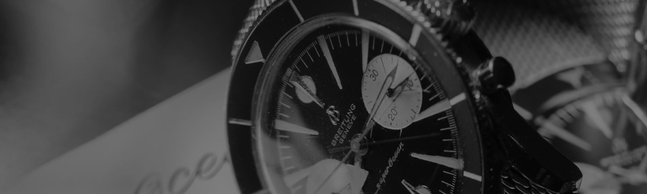 {generated} Primo piano della Breitling Superocean con quadrante scuro, indici decisi e bracciale in maglia mostrati con eleganza.