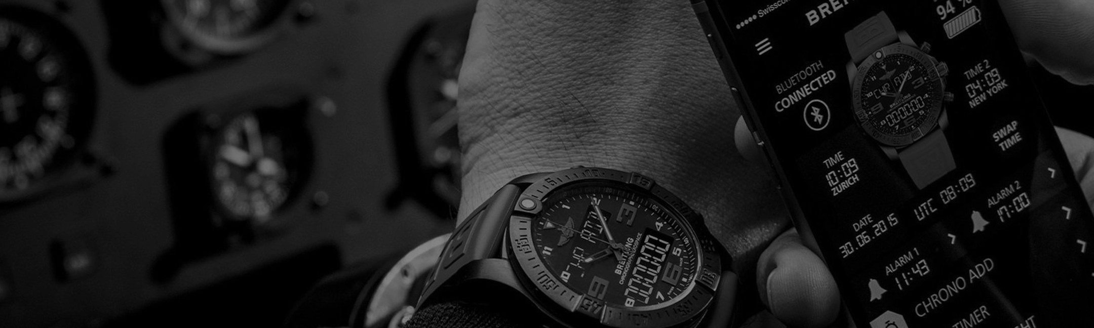 {generated} Un polso con un Breitling Connected accanto allo schermo di un’app mobile, incorniciato dalla cabina di pilotaggio e dai suoi strumenti.