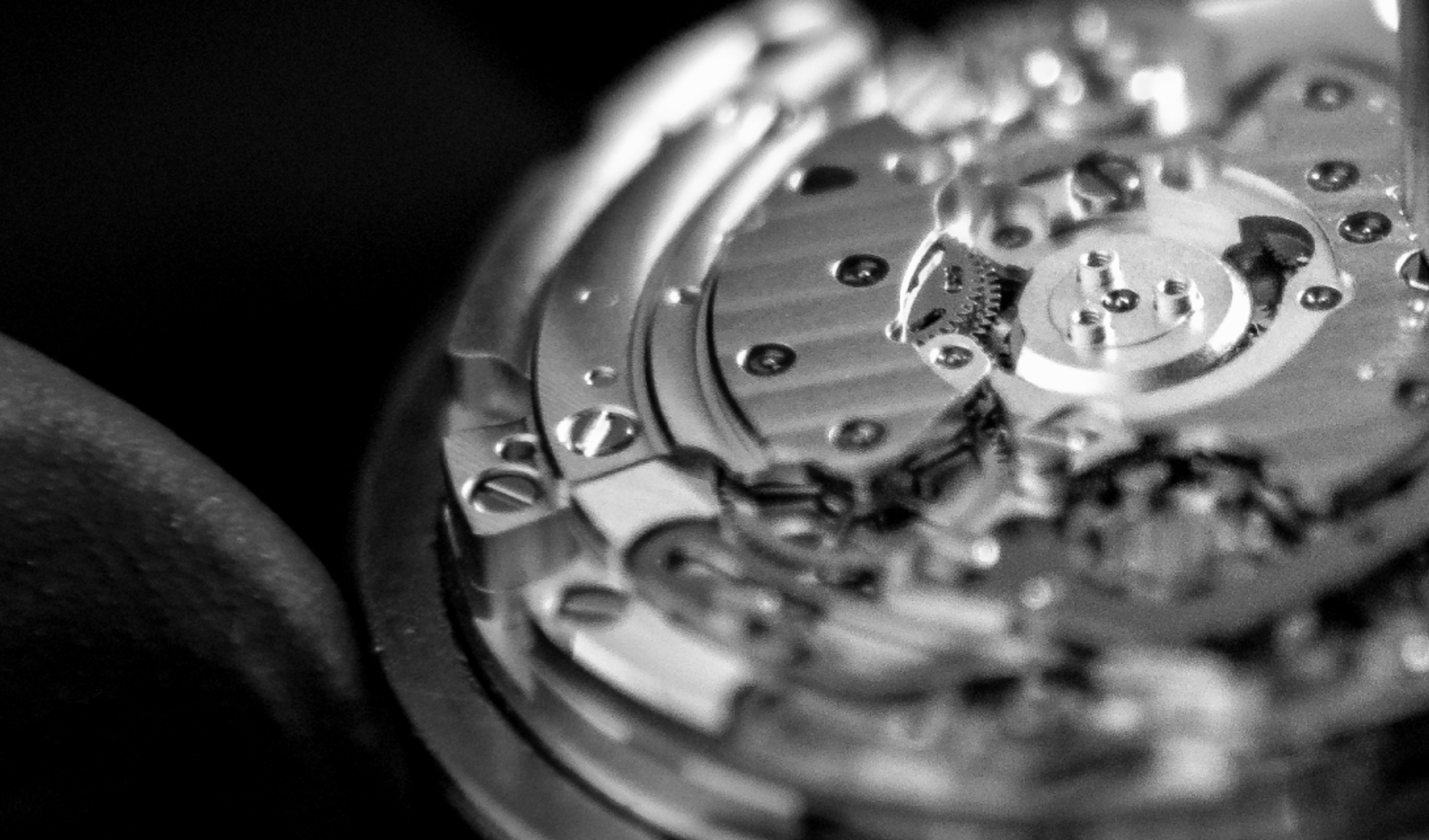 {generated} 時計職人がブライトリングのムーブメントを調整する様子を捉えた接写で、精巧な部品と精密な計時技術を強調