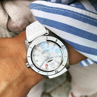 {generated} 配備白色錶盤與白色橡膠錶帶的Breitling Superocean佩於腕間，並由休閒條紋袖口襯托出精緻格調