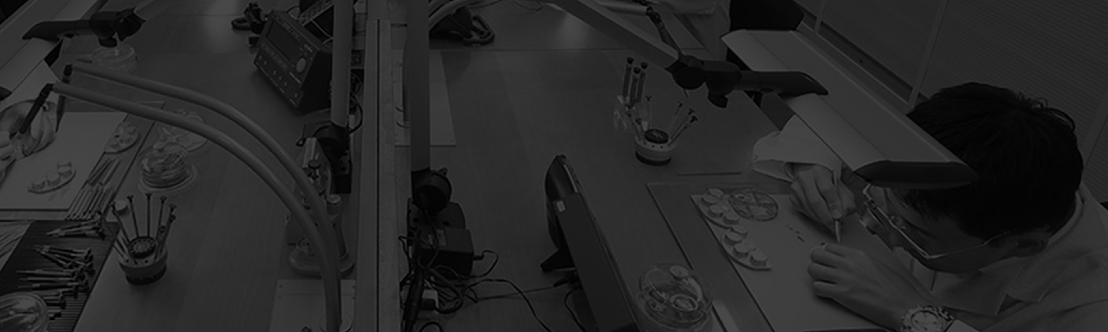 {generated} 作業台で時計職人がブライ틀リングのタイムピースを整備し、受取サービスを支える精密な技術を示す