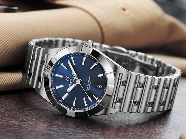 {generated} Breitling Chronomat au cadran bleu et bracelet acier posé sur cuir, évoquant un cadeau raffiné pour la Fête des Mères