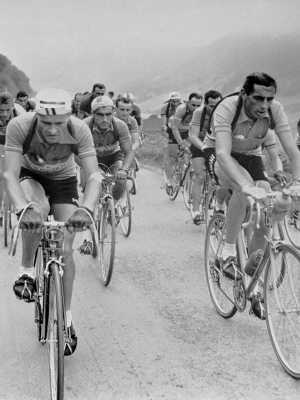 {generated} Bartali lidera um grupo de ciclistas subindo uma estrada de montanha em uma corrida clássica, retratada em cena dinâmica