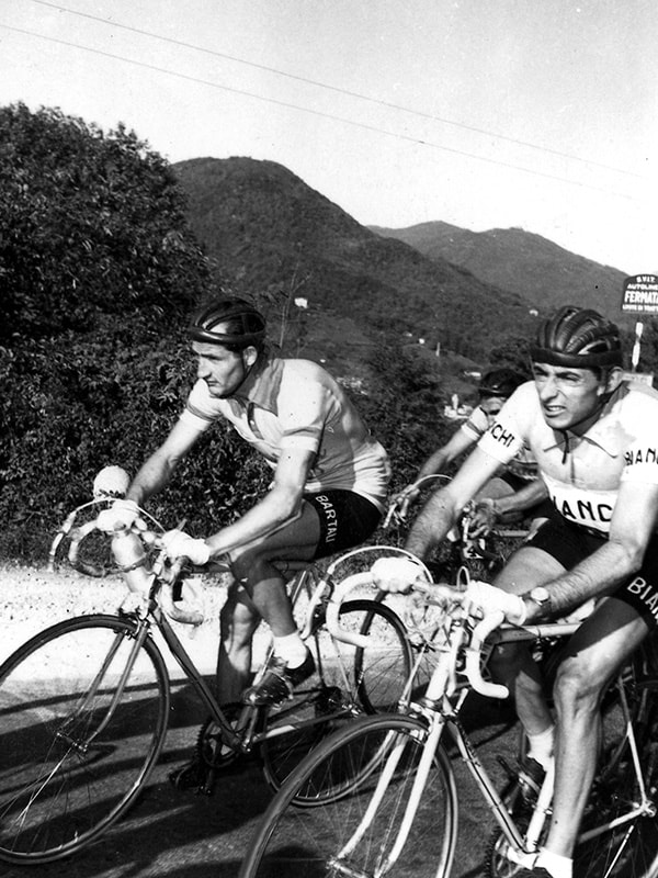 {generated} Ciclistas históricos competindo entre montanhas, evocando a herança Bartali em uma cena vintage dinâmica.