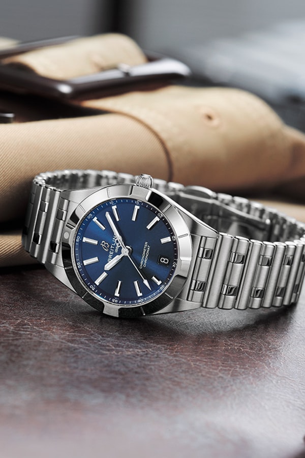 {generated} Breitling Chronomat au cadran bleu et bracelet acier posé sur cuir, évoquant un cadeau raffiné pour la Fête des Mères