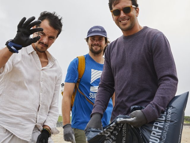 {generated} Volunteers taking part in a Surfrider Foundation beach cleanup, reflecting Breitling’s commitment to environmental action.
