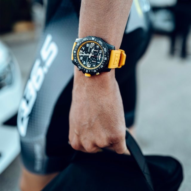 {generated} 運動員手提包時佩戴黃色錶帶的Breitling Endurance Pro，展現鮮明且富有動感的風格。