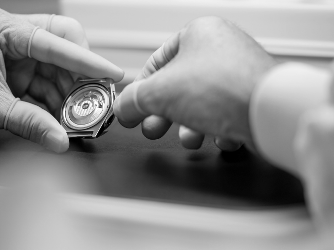 {generated} 技術者がBreitlingの時計ケースを扱い、整備認定作業中に機械式ムーブメントを明らかにしている。