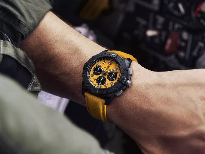 {generated} 在座艙內佩戴黃色錶盤與錶帶的Breitling Avenger B01 Chronograph 44 Night Mission的手腕
