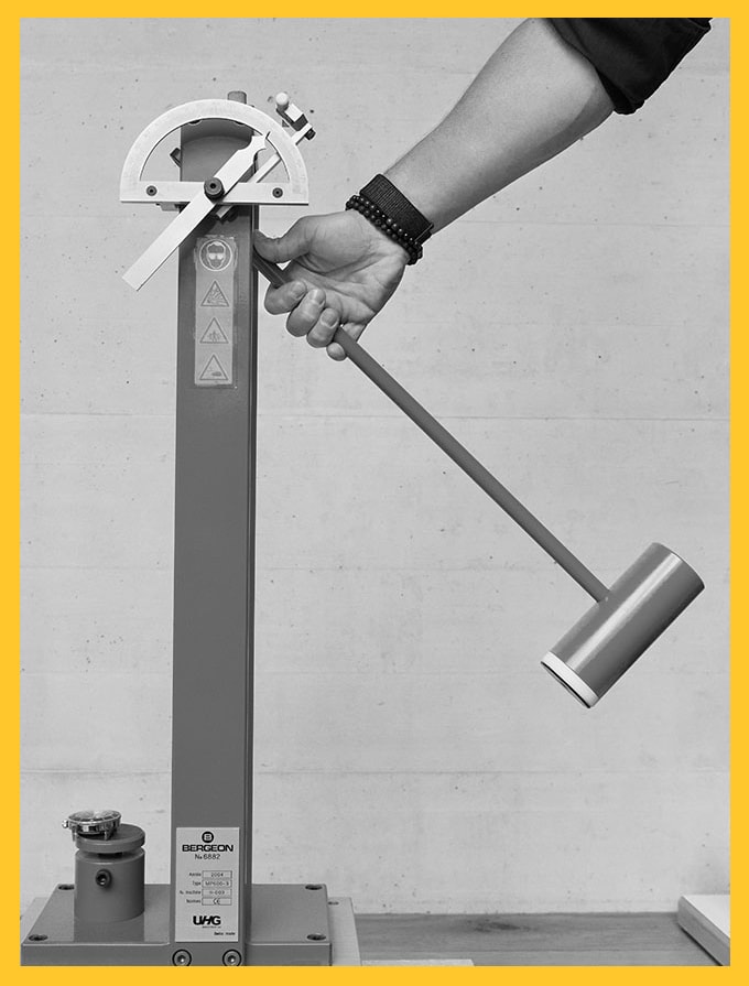{generated} Die Hand eines Technikers justiert ein präzises Bergeon‑Instrument, das in der Breitling Chronometrie für exakte Messungen genutzt wird.