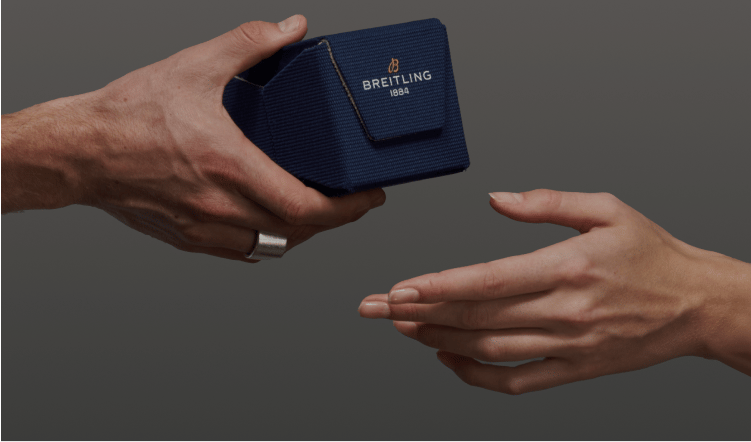 {generated} Hände tauschen eine blaue Breitling Box und vermitteln hochwertigen Service sowie edle Präsentation in ruhiger Szenerie