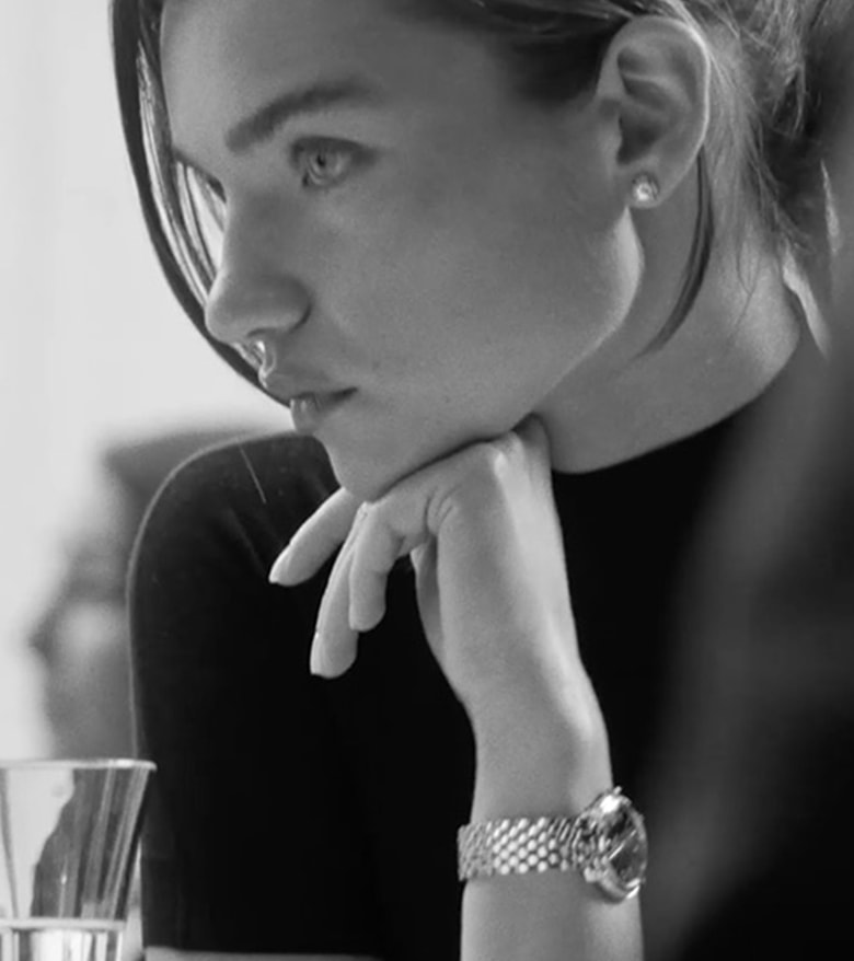 {generated} 女子托着下巴，於雅致的黑白氛圍中展現Breitling Lady Premier腕錶的精緻魅力。