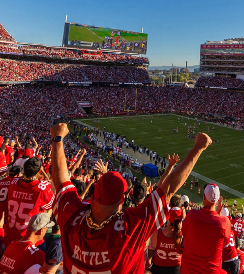 {generated} 座無虛席的NFL球場中觀眾熱情歡呼，展現球迷活力並呈現與Breitling合作的動感氛圍