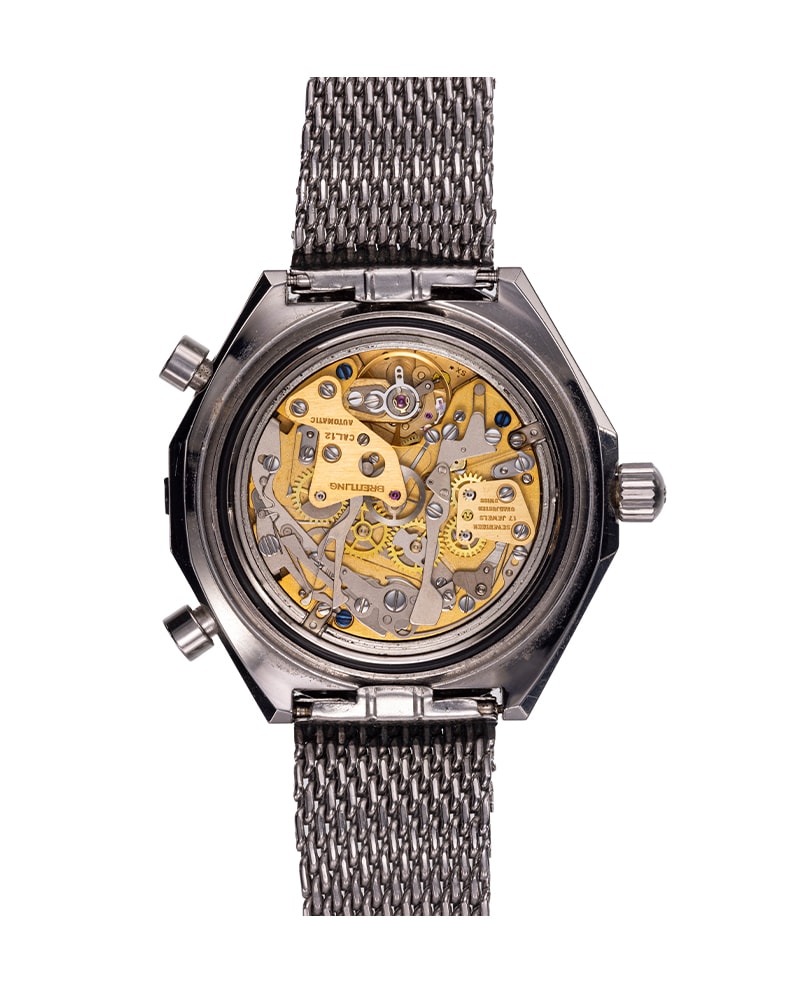 {generated} Orologio Breitling SuperOcean Performance ref.2105 con quadrante nero, tocchi arancioni e bracciale in maglia d’acciaio visto frontalmente