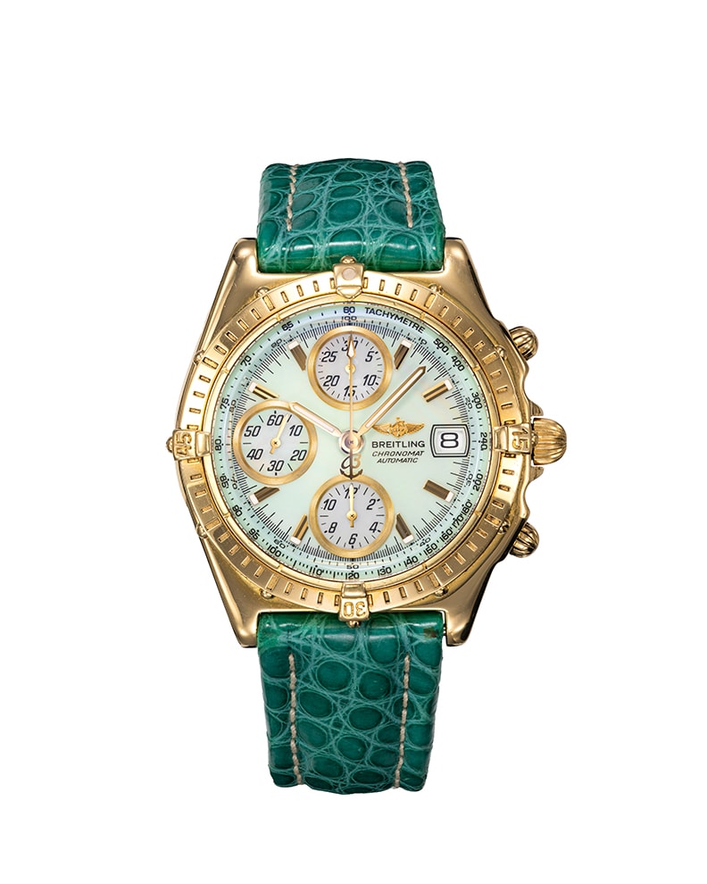 {generated} 金色ケースと淡い文字盤を備えたBreitling Chronomat GT K13050.1、トリコンパックス配置と緑のアリゲーターストラップ