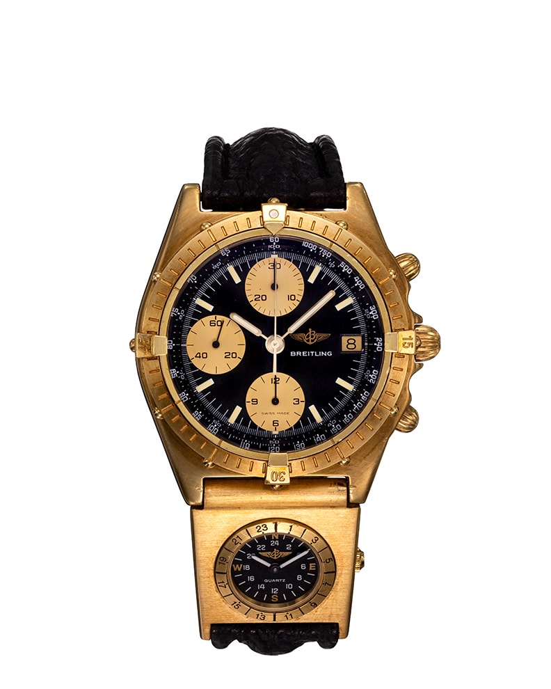 {generated} ゴールドのBreitling Chronomat UTC 81950が黒文字盤とクリーム色サブダイヤル、UTCモジュールを備え黒ストラップに装着
