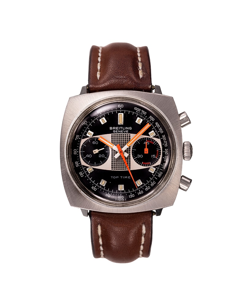 {generated} Breitling Top Time Square ref. 2211 con quadrante nero, accenti arancioni e cinturino in pelle marrone mostrato frontalmente