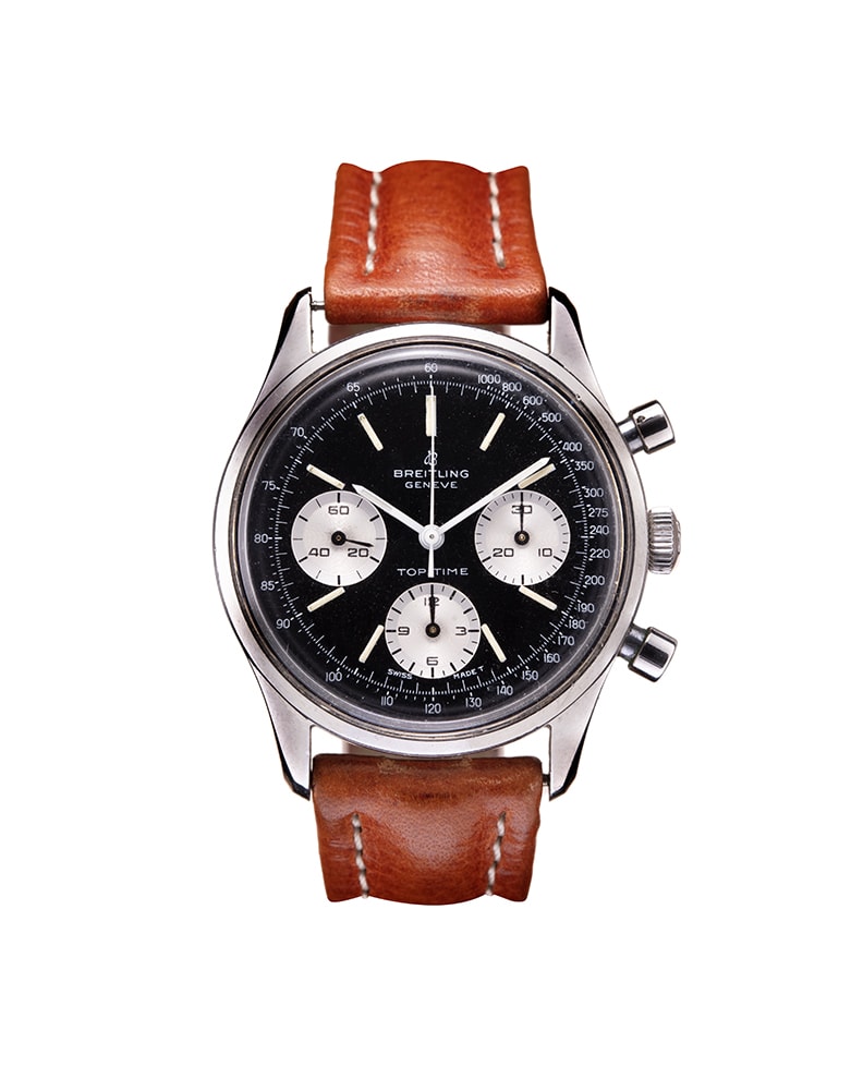 {generated} Breitling Top Time Mk1.1 ref.810 Venus 178 con quadrante nero, contatori argento e cinturino in pelle marrone in vista frontale