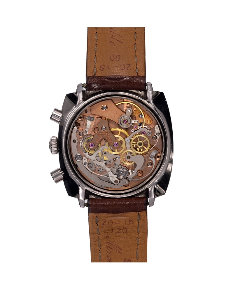 {generated} Breitling Top Time Square ref. 2211 con quadrante nero, accenti arancioni e cinturino in pelle marrone mostrato frontalmente