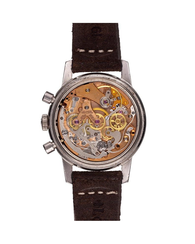 {generated} Breitling Top Time Mk2 ref.810 Venus 178 con quadrante argento, contatori neri e cinturino in pelle marrone.