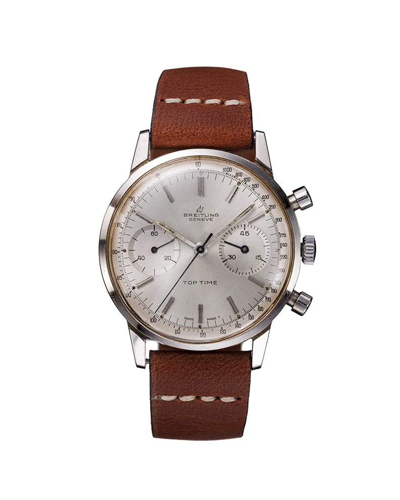 {generated} Breitling Top Time ref.2002 Venus 188 con quadrante argento, due contatori e cinturino in pelle marrone mostrato in dettaglio.