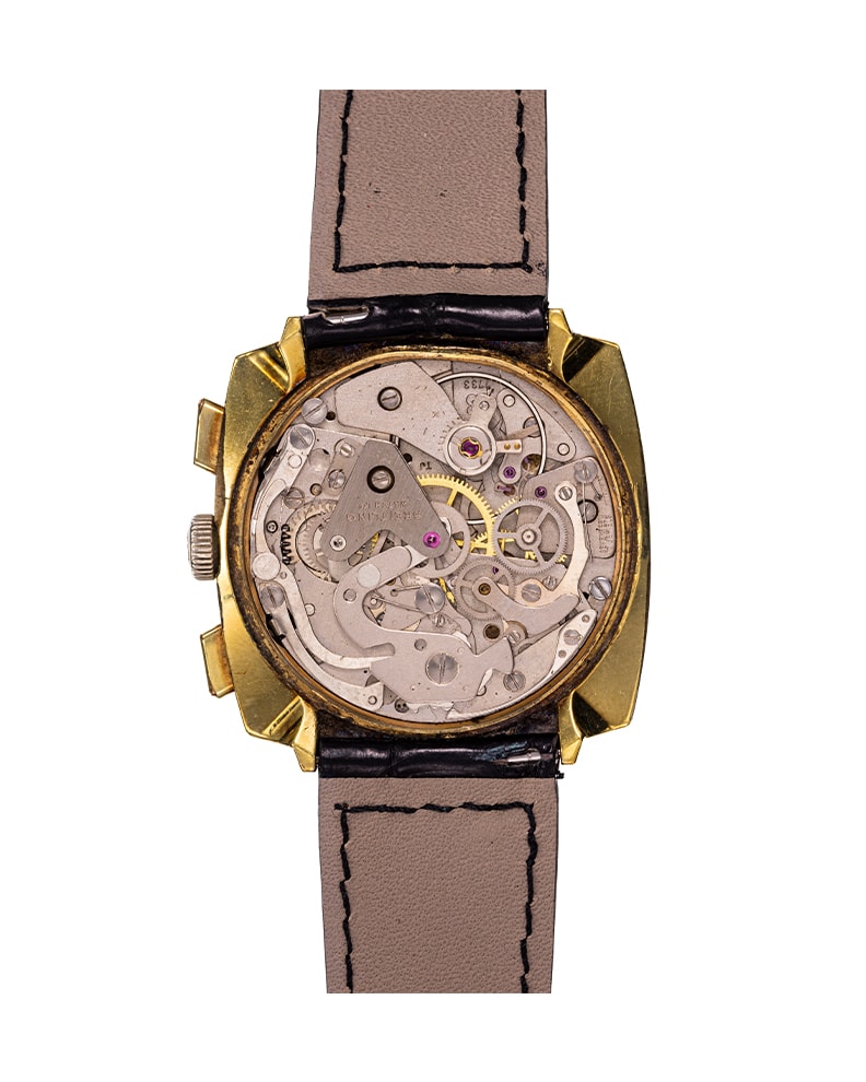 {generated} Breitling Top Time Square ref.2008 con cassa dorata, quadrante nero, contatori chiari e cinturino in pelle marrone in vista.