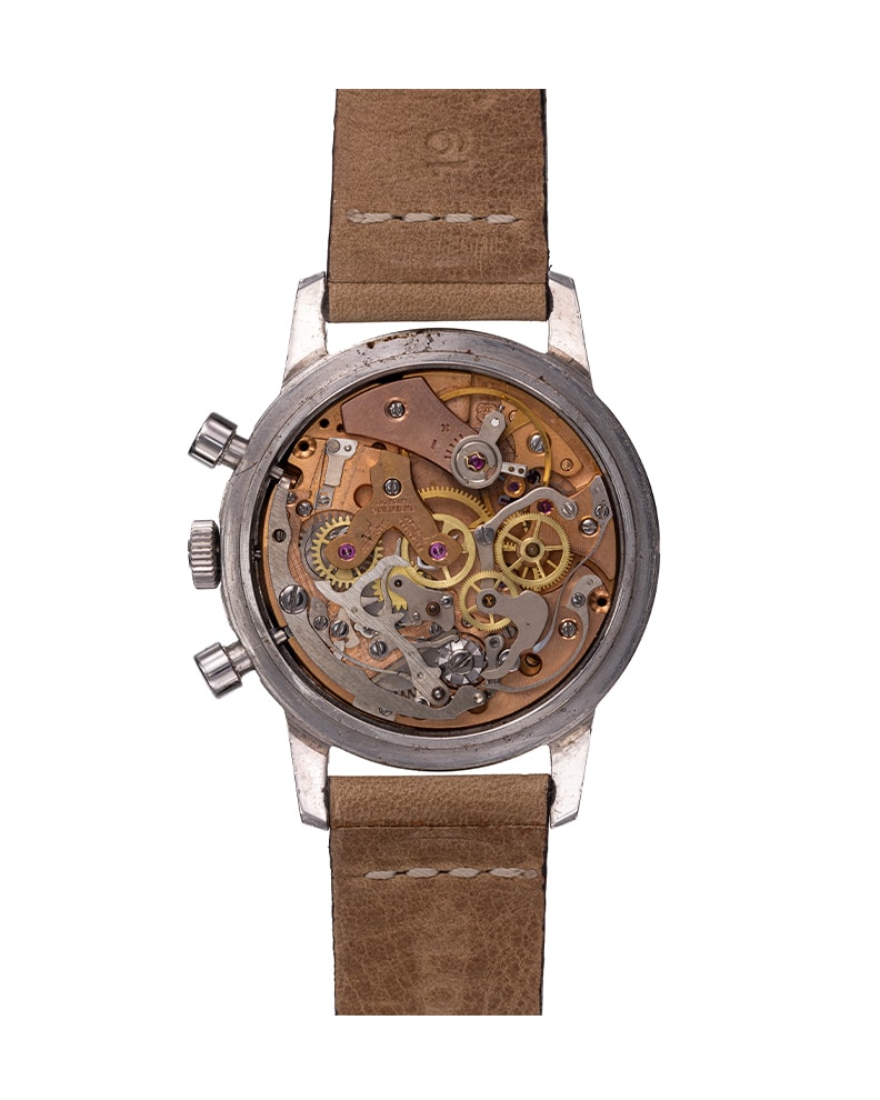 {generated} Breitling Top Time Mk2 ref.810 Venus 178 con quadrante nero, contatori argento e cinturino in pelle beige in vista frontale