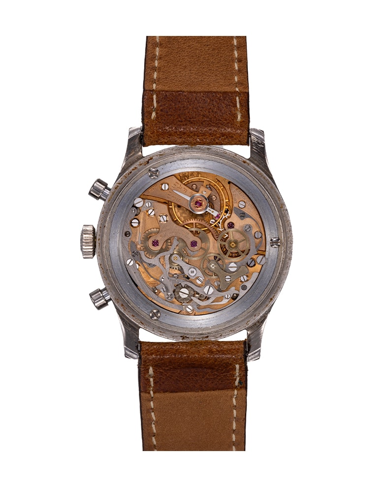 {generated} 黒い文字盤と精密なスケールを備えたブライトリング ナビタイマー Mk1.1 Valjoux 72が茶革ストラップで明瞭に映る