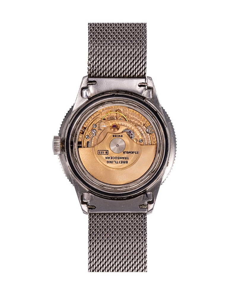 {generated} Breitling SuperOcean Heritage ref.1004 con quadrante nero, indici dorati e bracciale in maglia d’acciaio mostrato frontalmente.