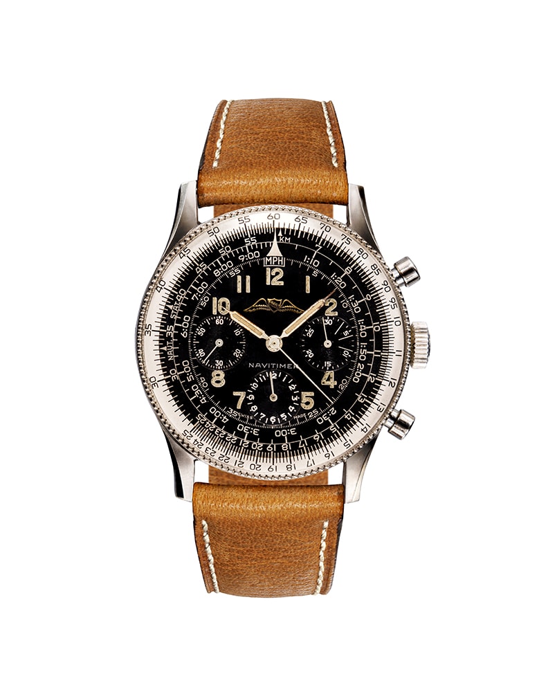 {generated} 黒い文字盤と精密なスケールを備えたブライトリング ナビタイマー Mk1.1 Valjoux 72が茶革ストラップで明瞭に映る