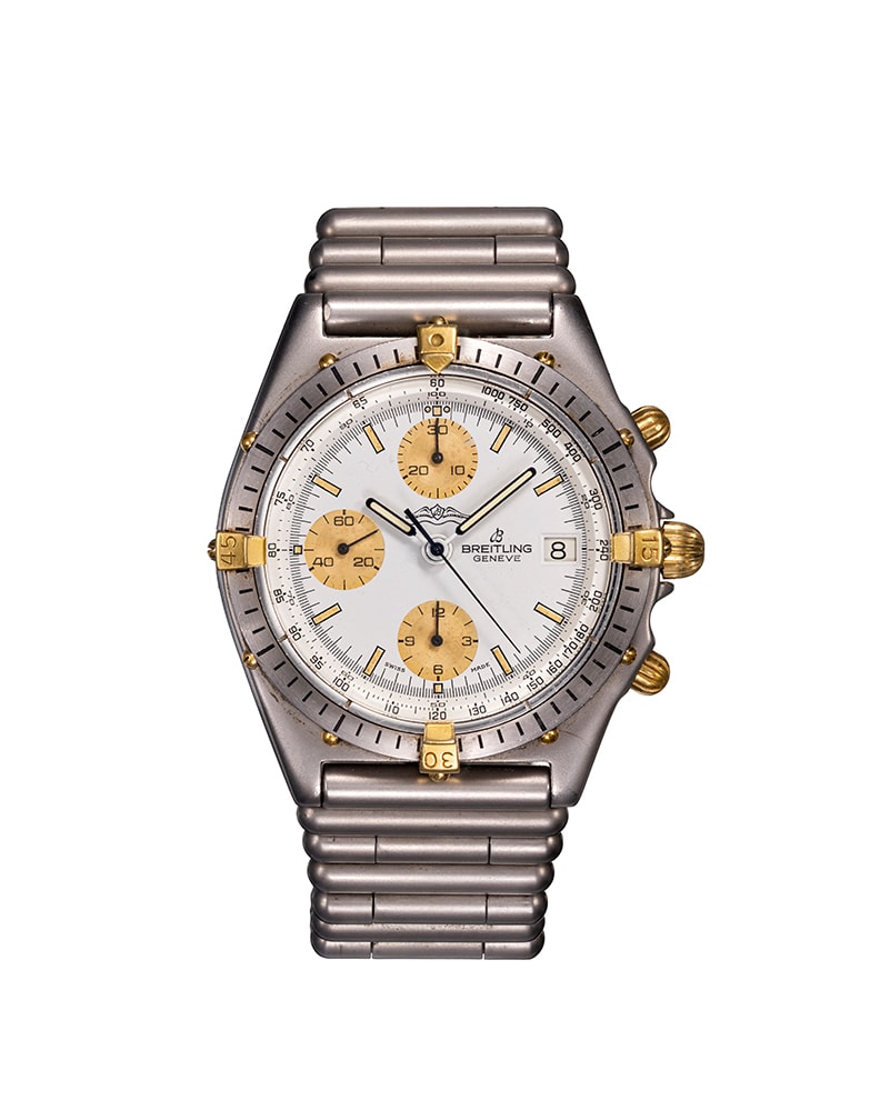 {generated} Breitling Chronomat ref.81950 V7750のシルバーダイヤルとゴールドサブダイヤル、統合メタルブレスを詳細に表示