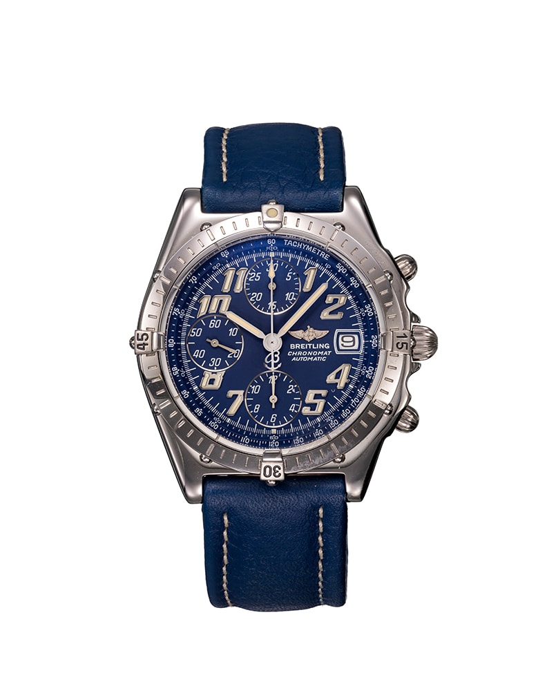 {generated} ブルーの文字盤とシルバーの装飾を備えたBreitling Chronomat Vitesse A13050.1をブルーレザーストラップで示す明瞭な商品ビュー