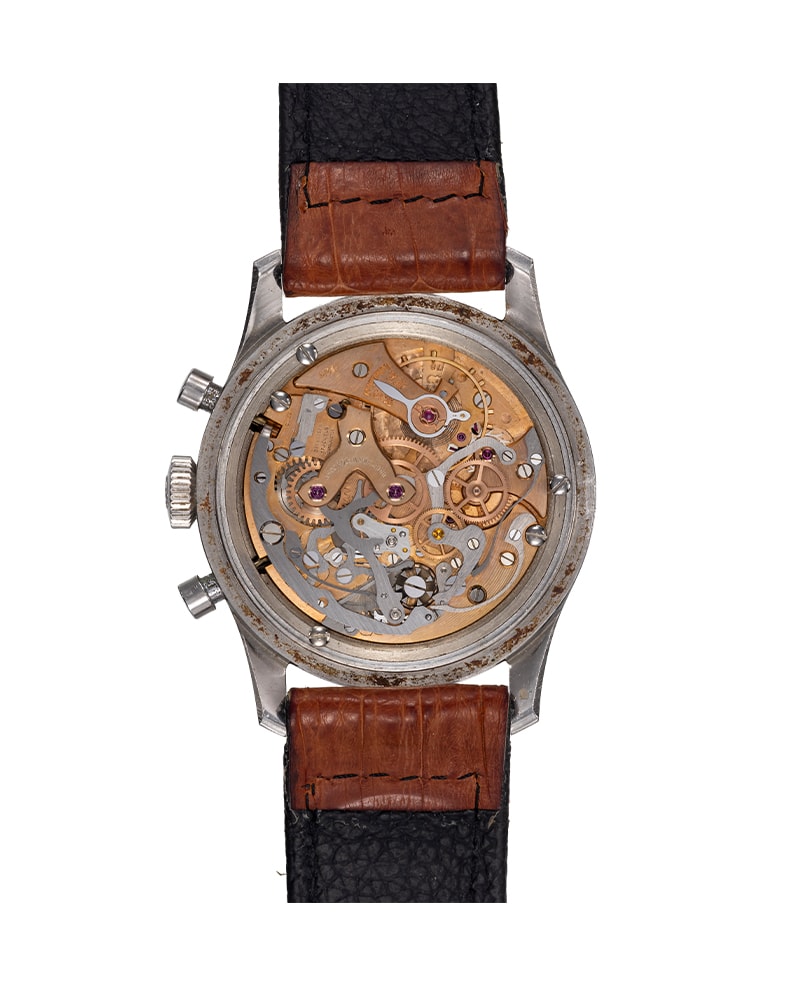 {generated} ヴィンテージのBreitling Navitimer Mk1.3 Valjoux 72が黒の精緻な文字盤と茶革ストラップで白背景に配置される