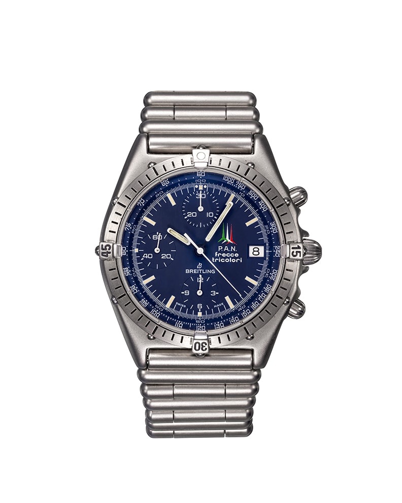 {generated} 青い文字盤とスチールブレスレットを備えたBreitling Chronomat Frecce Tricolori ref. 81950の精緻なクロノグラフ表示。