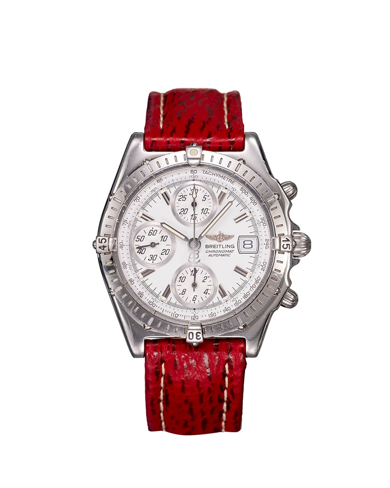 {generated} Breitling Chronomat GT A13050.1が精緻なシルバーのクロノグラフ文字盤と赤いステッチストラップを備え明るい背景に配置されている