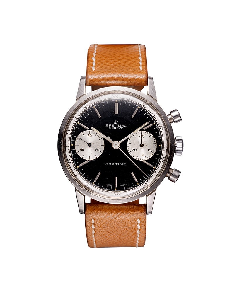 {generated} Breitling Top Time ref.2002 Venus 188 con quadrante nero, contatori argento e cinturino in pelle color cuoio.