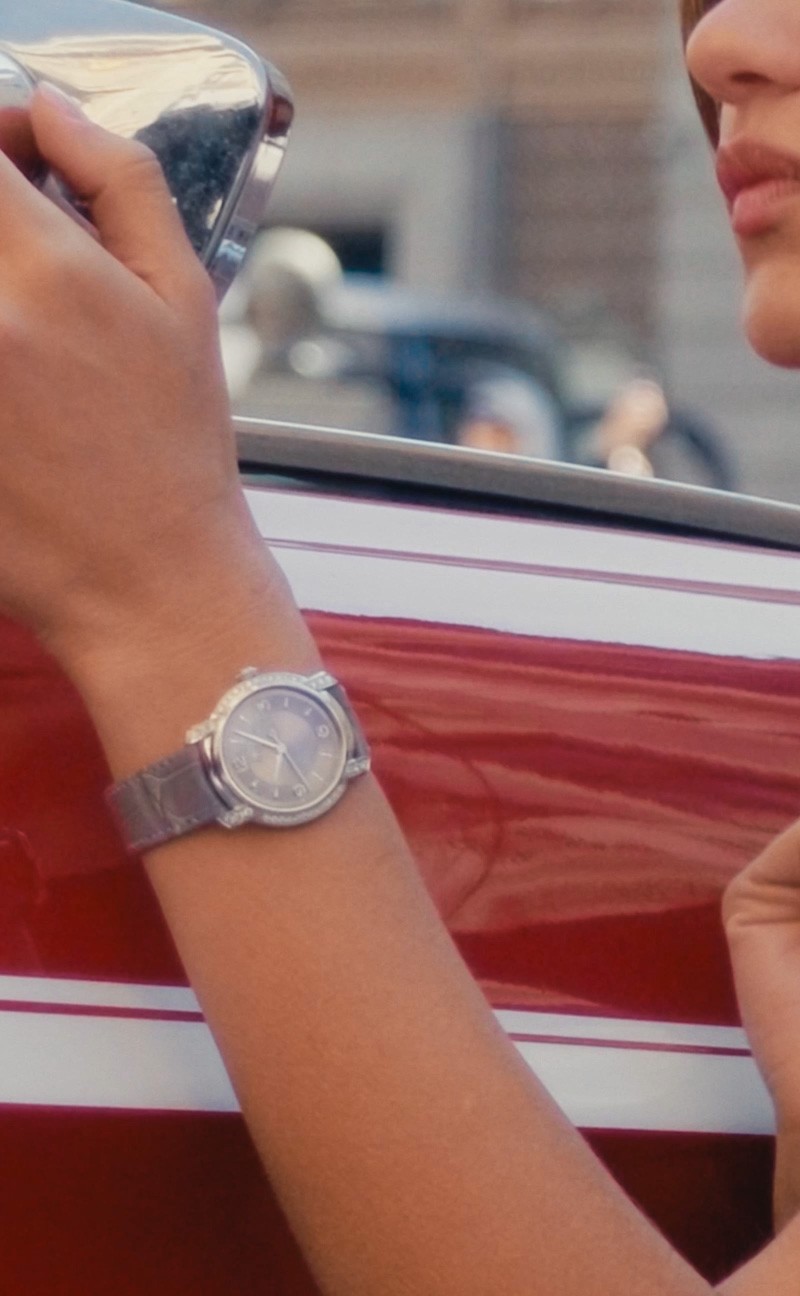 {generated} 女性在车侧镜旁佩戴Breitling Lady Premier,精致银色表盘格外醒目。
